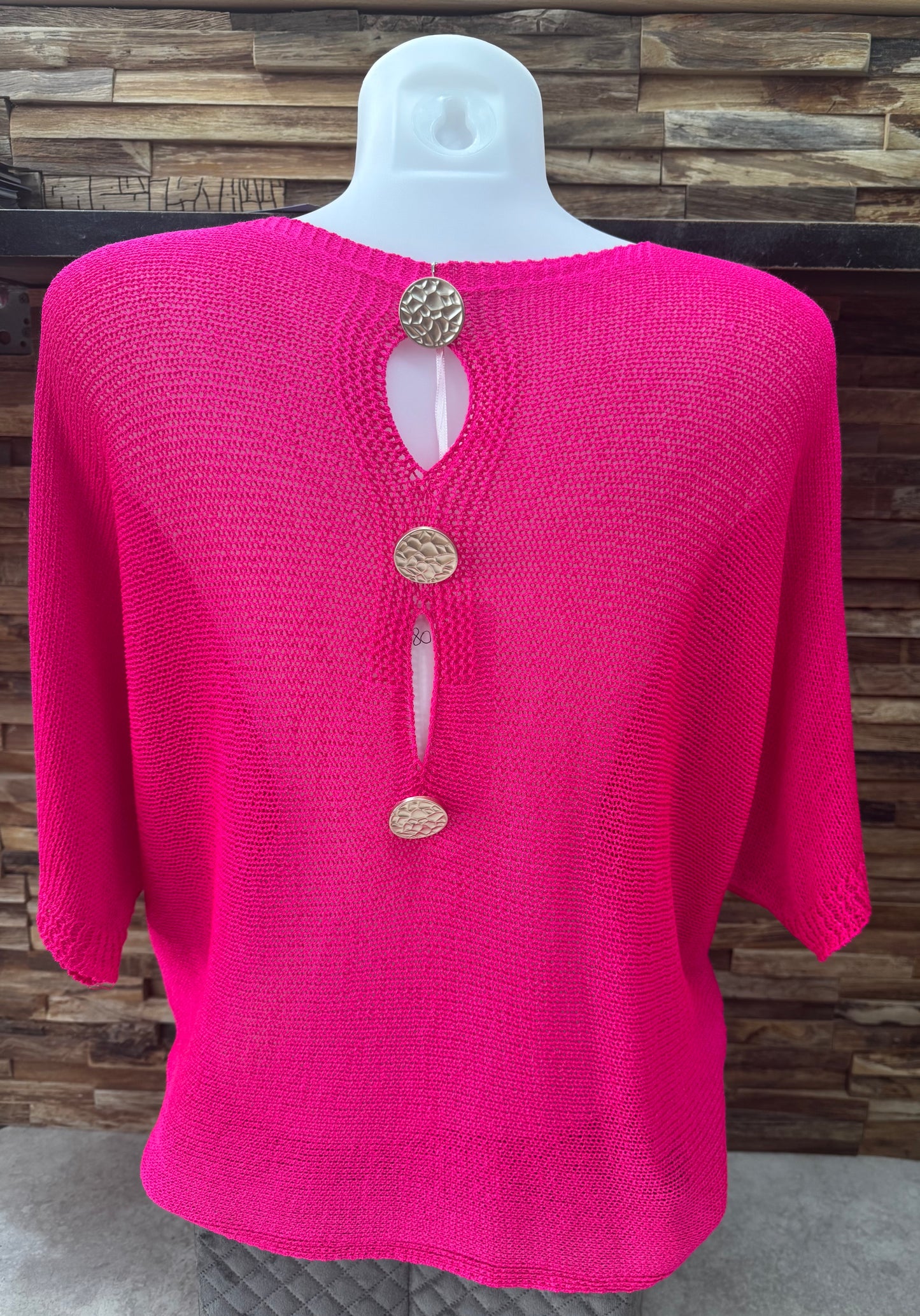 Pull fin, boutons dans le dos