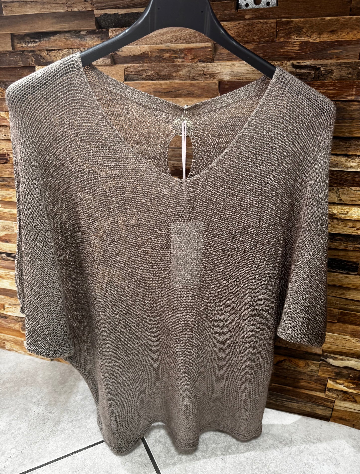 Pull fin, boutons dans le dos
